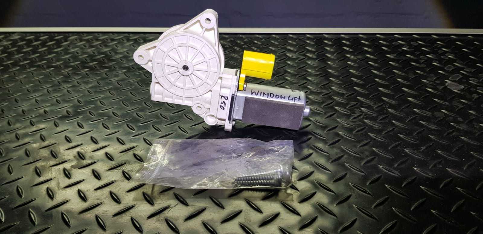 Window lifter Motor, front left - Mini Cooper R50, R53, R52 | I Auto Spares